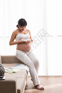 期待保护内衣幸福的孕妇高清图片