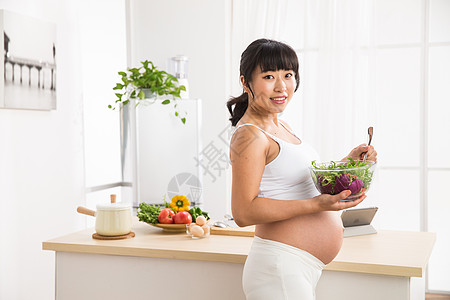 享乐营养半身像孕妇吃蔬菜沙拉图片