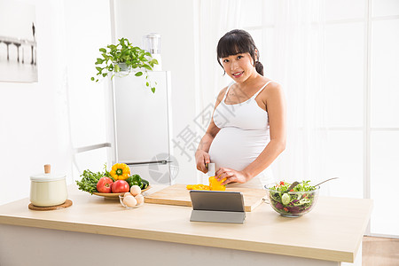 身体关注轻松满意孕妇做饭高清图片