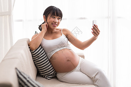 20多岁半身像20到24岁孕妇用手机自拍图片