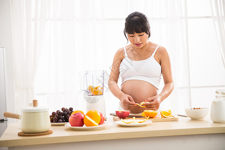 女性腹部20到24岁内衣新生活孕妇做饭背景