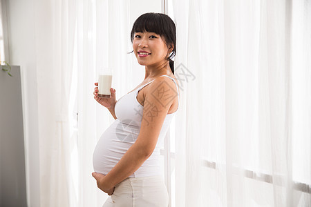 东方人满意孕育孕妇喝牛奶图片