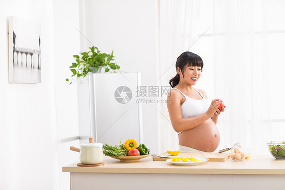 灶台成年人营养幸福的孕妇图片
