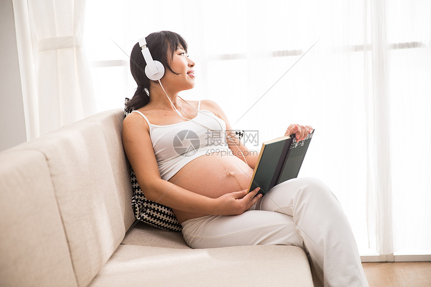 放松仅成年人希望孕妇听音乐看书图片