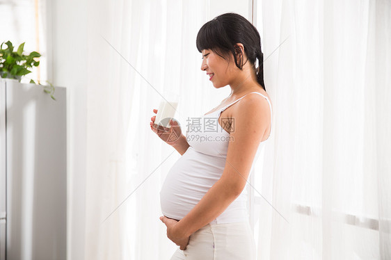 享乐骄傲玻璃杯孕妇喝牛奶图片
