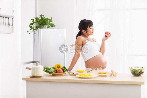 舒适幸福的孕妇图片