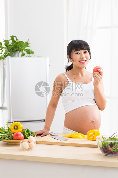 幸福的孕妇吃苹果图片