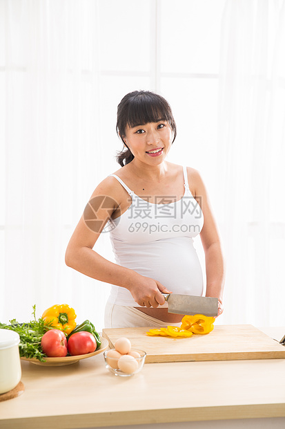 起居室怀孕孕妇做饭图片