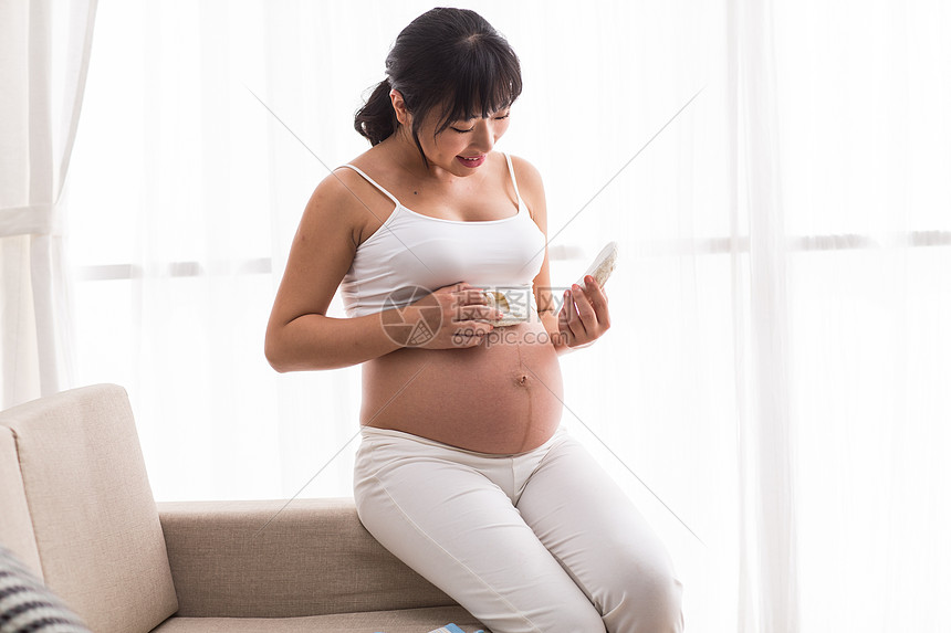 休闲幸福的孕妇图片