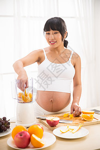 厨房孕妇准备水果图片