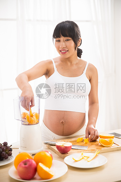厨房孕妇准备水果图片