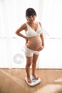 孕妇称体重图片