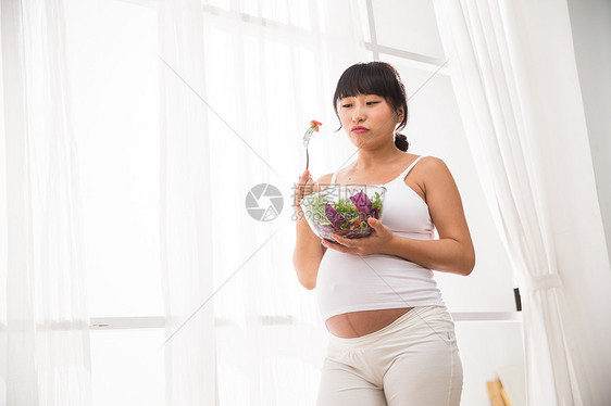 孕妇吃蔬菜沙拉图片