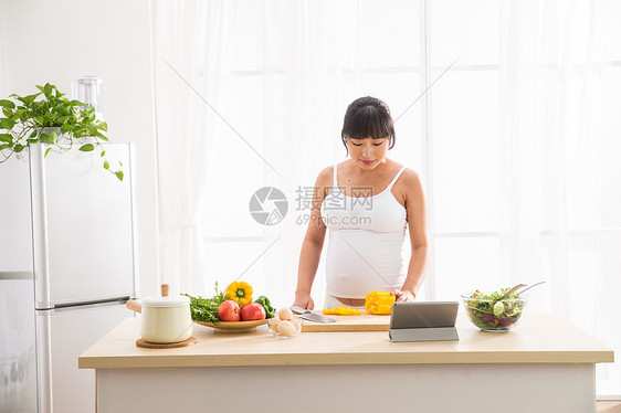 半身像内衣家庭生活孕妇做饭图片