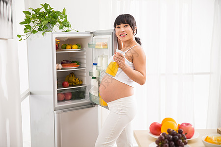 孕妇打开冰箱拿果汁图片