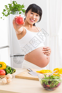 健康食物骄傲做饭幸福的孕妇图片