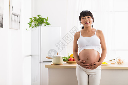 水平构图青年女人开放式厨房幸福的孕妇图片