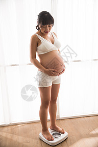 女性腹部仅成年人站着保护孕妇称体重背景