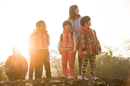 希望小学微笑的渴望乡村女教师和学生在户外图片