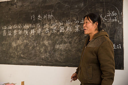 学校讲台讲台责任关爱乡村女教师在教室里背景