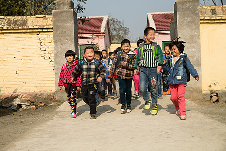 小孩嬉戏无忧无虑幸福红领巾乡村小学生在放学回家背景