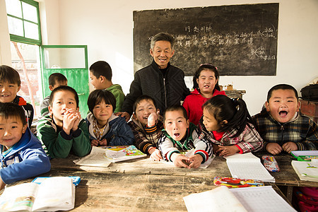 梦想环境教科书乡村男教师和小学生在教室里图片