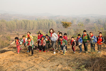 志愿者山摄影乡村女教师和学生在玩耍图片