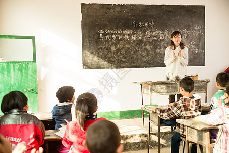 童年上课儿童乡村女教师和小学生在教室里图片