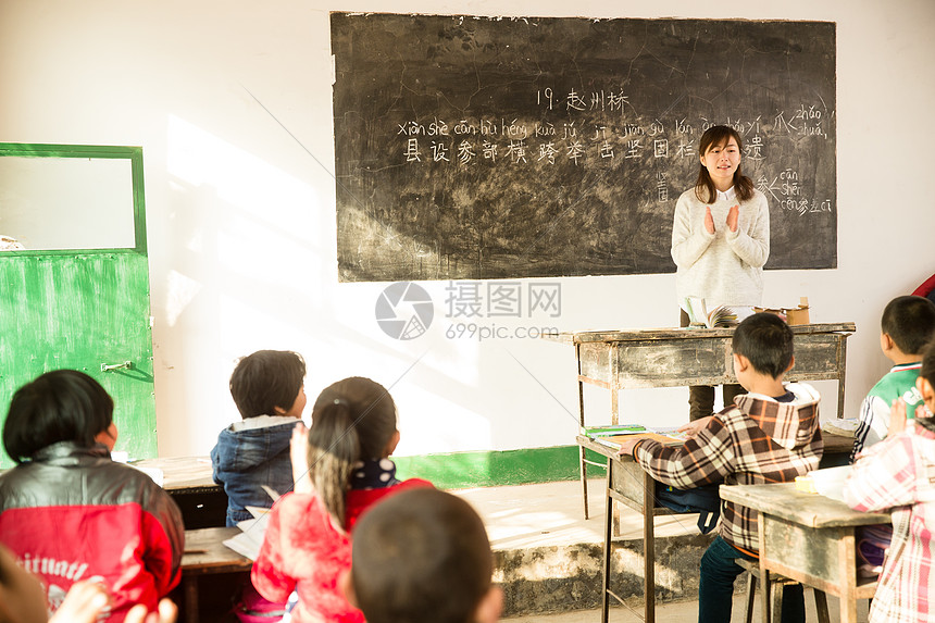 童年上课儿童乡村女教师和小学生在教室里图片