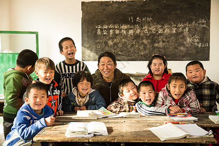 天真欢乐成年人乡村女教师和小学生在教室里图片