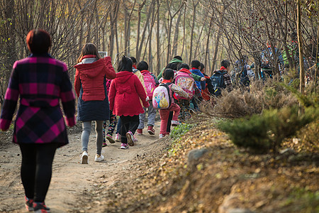 水平构图摄影非都市风光乡村女教师和学生户外活动图片