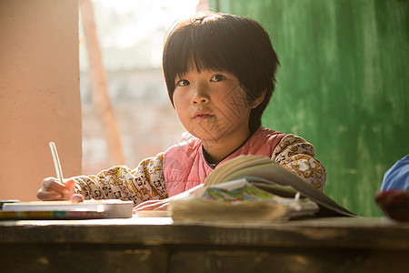 小学生学习在校生人写乡村小学里的小学女生背景