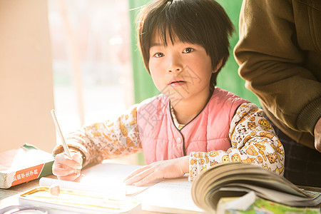 上课写字教科书乡村小学里的小学女生图片