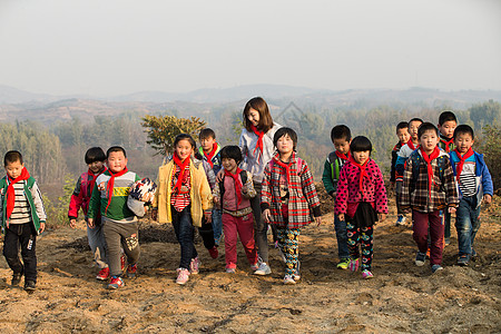 可爱男生女生希望男生女生乡村女教师和学生在玩耍背景