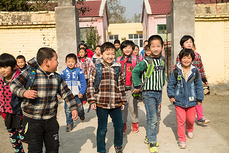 水平构图放松8岁到9岁乡村小学生在放学回家图片