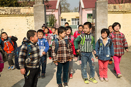 梦想教育建筑乡村小学生在放学回家图片