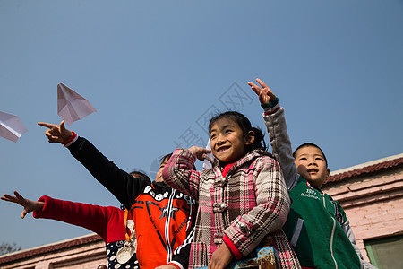 平房玩耍女生乡村小学生在学校放纸飞机图片