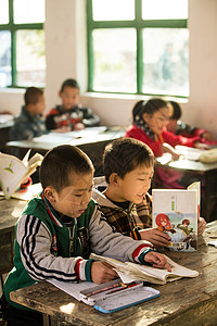 活力学生乡村小学里的小学生背景