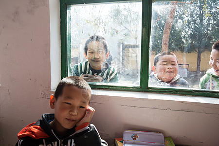 乡村小学里的小学生图片