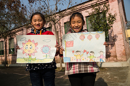 乡村小学里的小学生展示画作图片