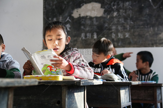 乡村小学里的小学生图片