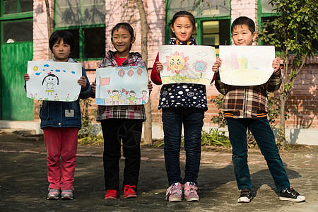 小学生画画乡村小学里的小学生展示画画背景