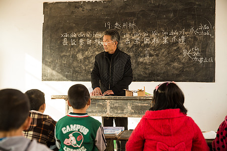 男教师儿童教育贫穷待遇社会问题乡村男教师和小学生在教室里背景