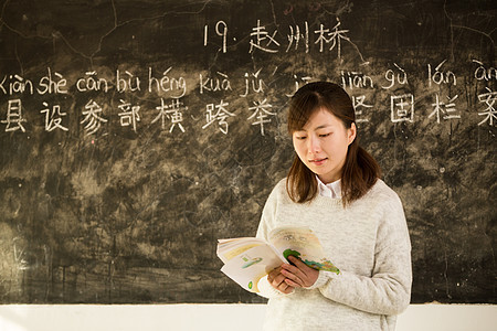 贫穷仅一个青年女人责任乡村女教师在教室里图片