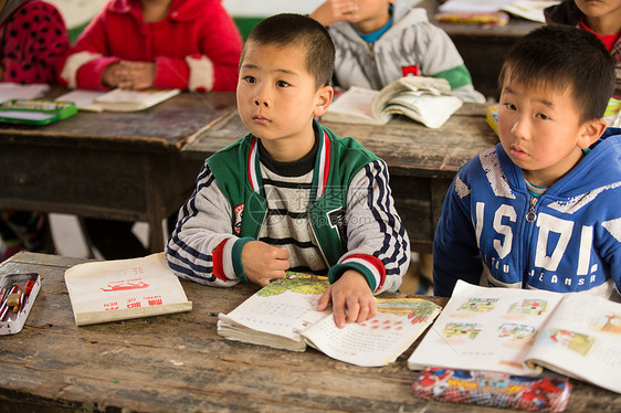 仅儿童6岁到7岁日光乡村小学里的小学生图片