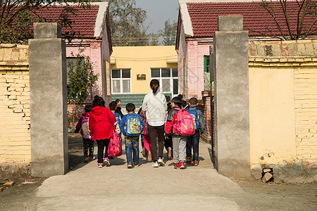 户外活动学校幸福农村乡村女教师和学生在户外背景