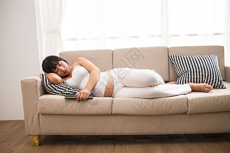 孕育青年人舒适孕妇躺在沙发上睡觉图片