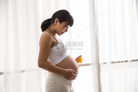 内衣玻璃杯摄影孕妇喝果汁图片