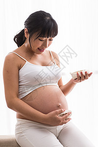 生长亚洲拿着幸福的孕妇图片