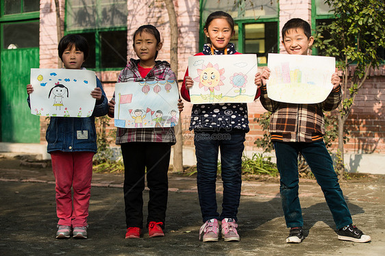 认真的小学男生亚洲乡村小学里的小学生图片